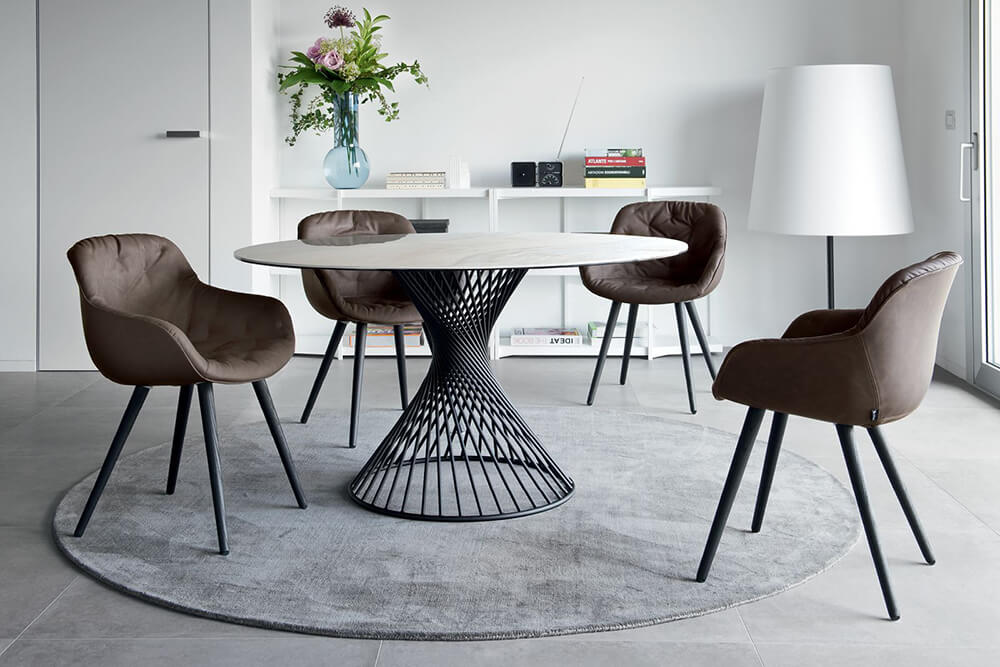 Дизайнерские стол и стулья гостиной